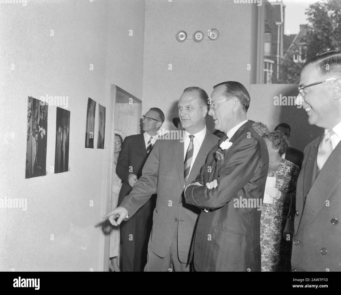 Prince Bernhard ouvre l'exposition couleur photographies mariage, Prince Bernhard, Maire Van Hall de Kreuk Date: 10 juillet 1962 mots clés: Photos, ouvertures, expositions Nom De La Personne: Bernhard, prince, Hall, Gijs van Banque D'Images