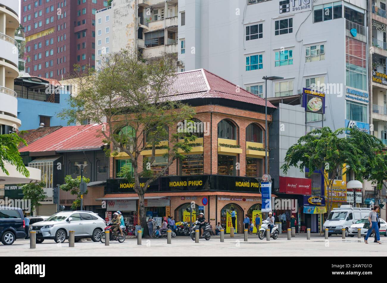 Ho Chi Minh Ville, Vietnam - 24 août 2017: Bâtiment d'architecture historique à l'angle de la rue Nguyen Hue Banque D'Images