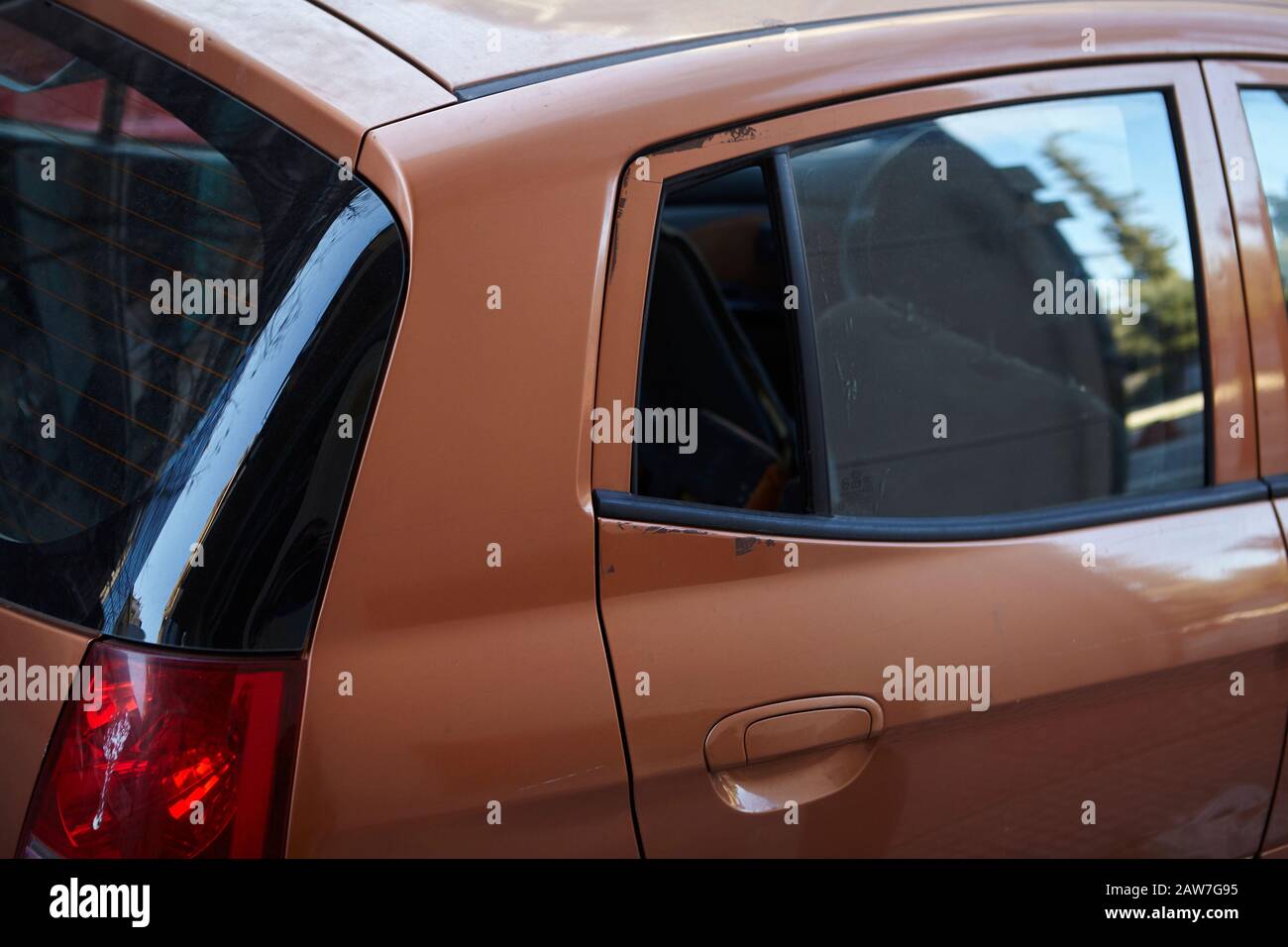 Une vitre cassée a cassé sur une voiture à metaxourgeio Athènes Banque D'Images