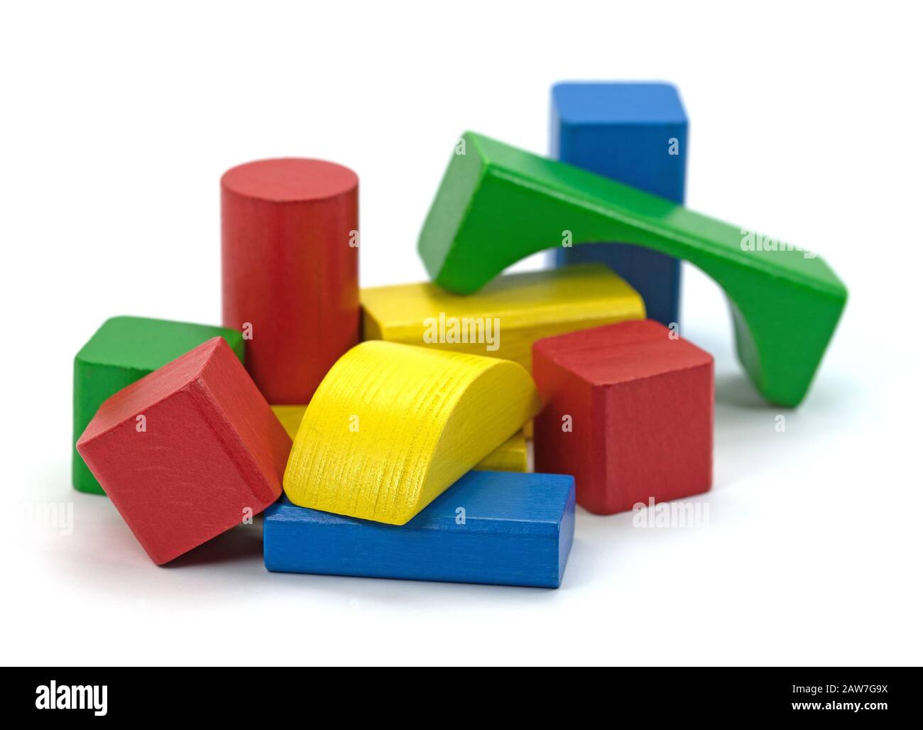 Blocs de construction en bois coloré contre fond blanc Banque D'Images