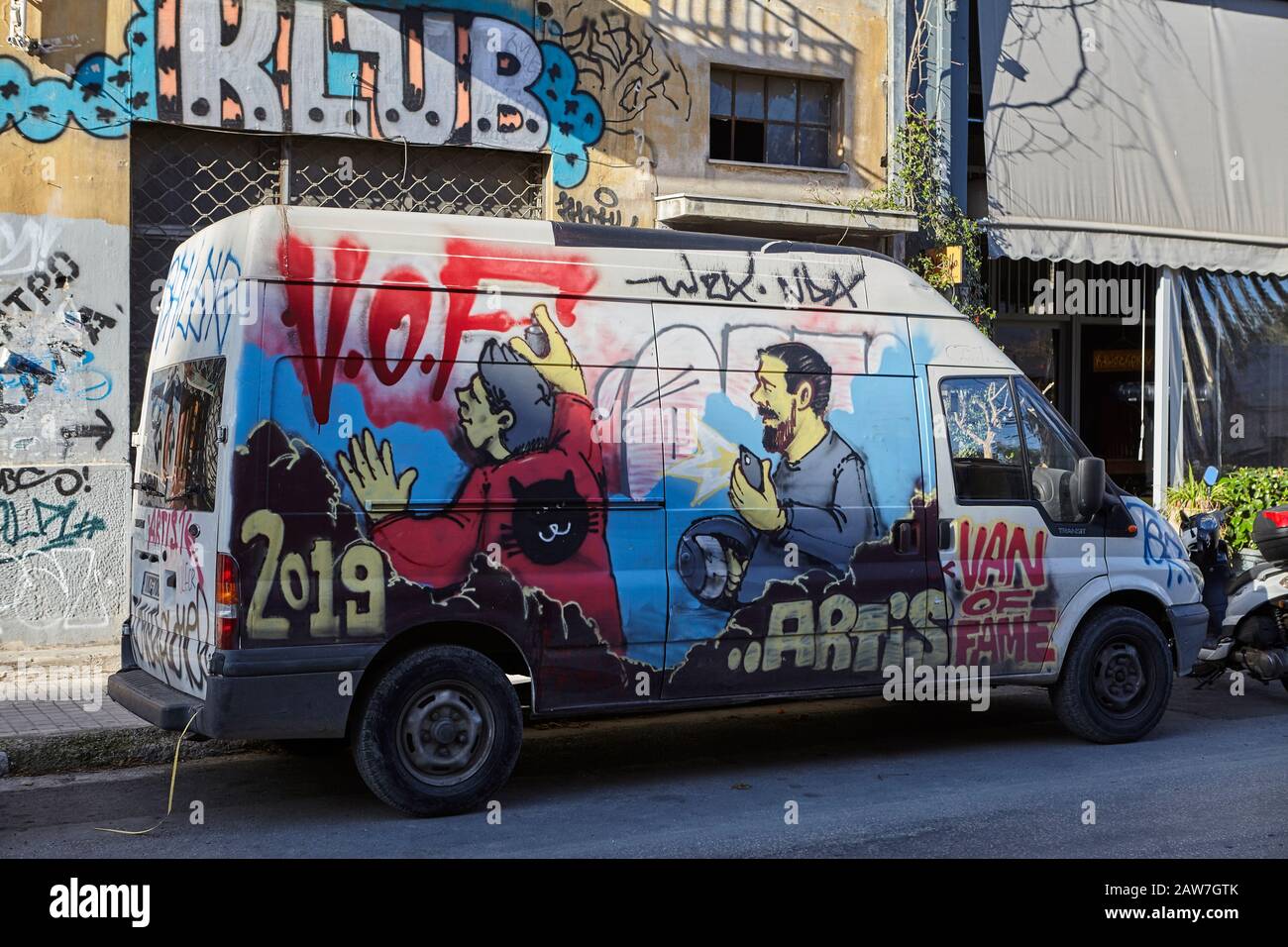 Grafiti sur une voiture à Athènes , vandalisme Banque D'Images
