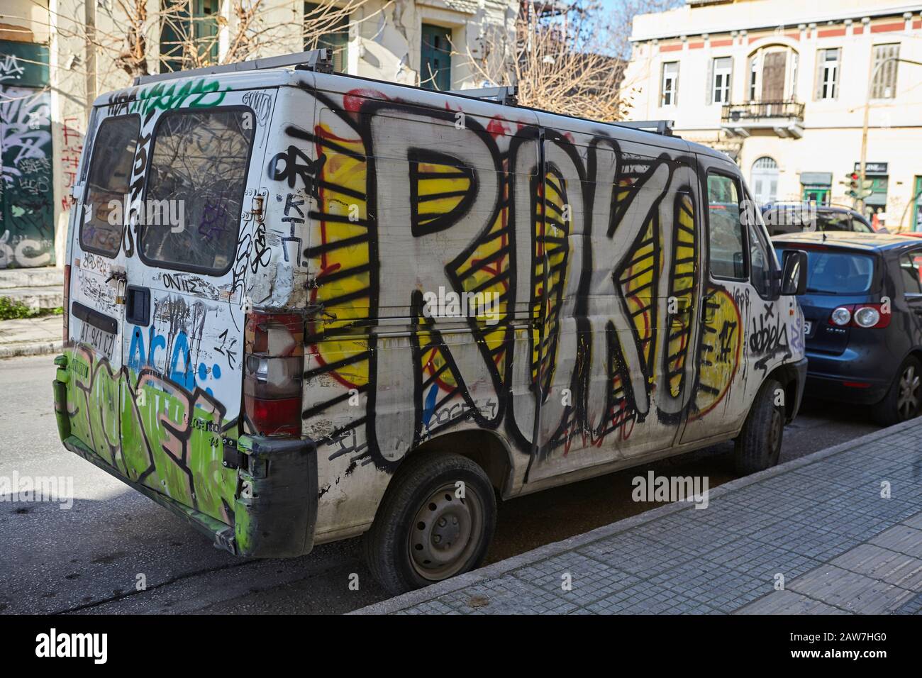 Grafiti sur une voiture à Athènes , vandalisme Banque D'Images