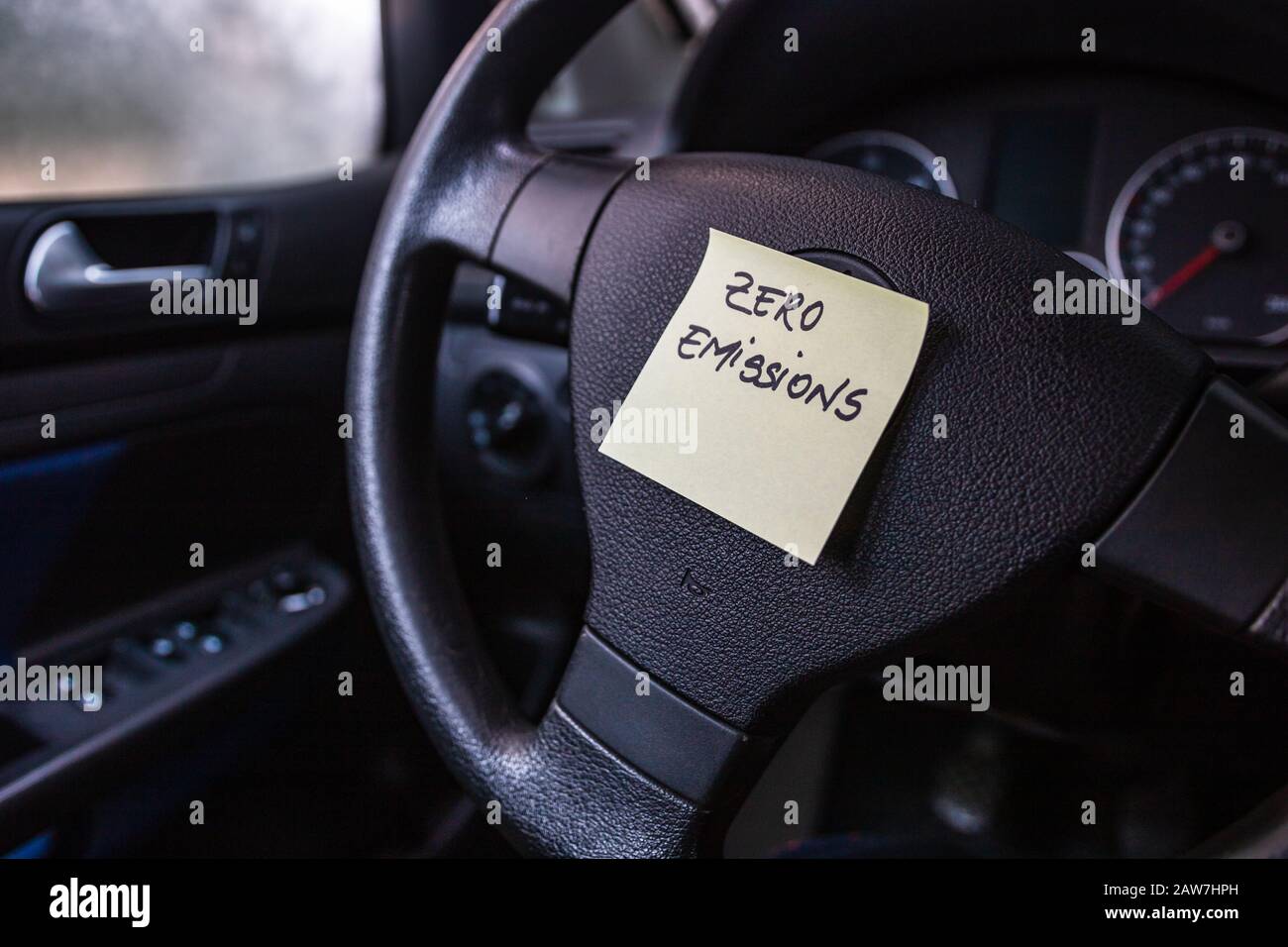 Écriture de zéro émission sur rappel post mémo. Texte sur du papier collant  à l'intérieur du tableau de bord de la voiture Photo Stock - Alamy