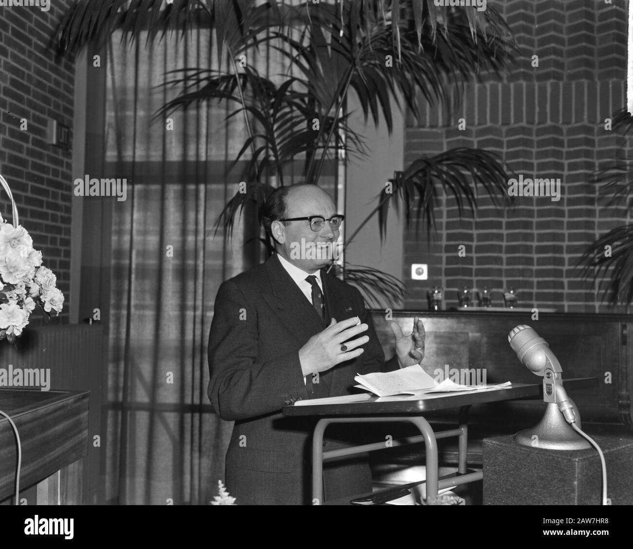 Ouverture de l'école pour le commerce de détail à Amsterdam. Secrétaire À L'Éducation Arts Et Sciences Hh Jansen Date: 4 Mars 1963 Lieu: Amsterdam, Noord-Holland Mots Clés: Ouvertures Nom De La Personne: Hh Jansen, Kweekschool Banque D'Images