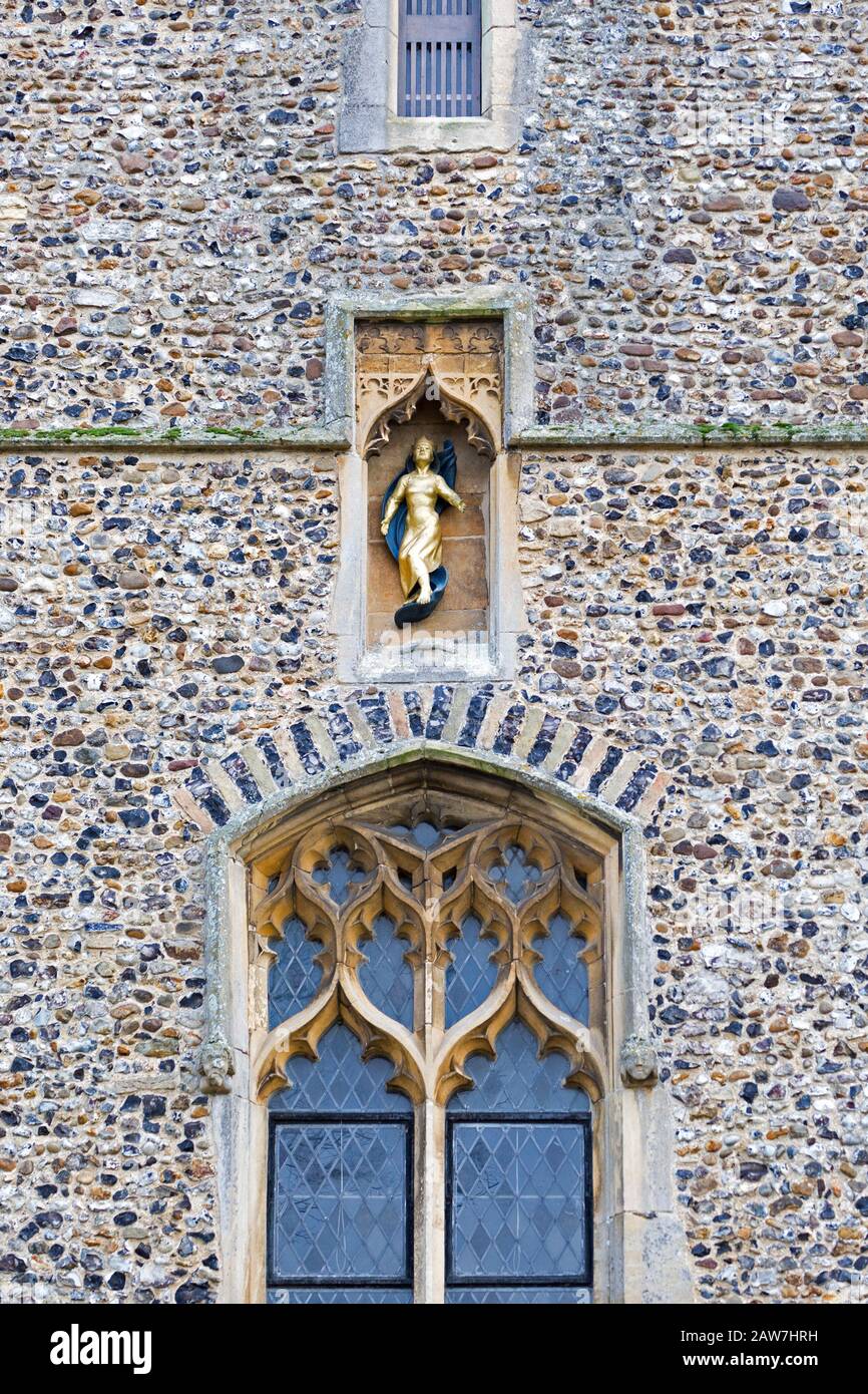 Église Sainte Marie de l'Assomption, Ufford, Suffolk, Angleterre, Royaume-Uni statue de Sainte Vierge Marie par John Doubleday Banque D'Images