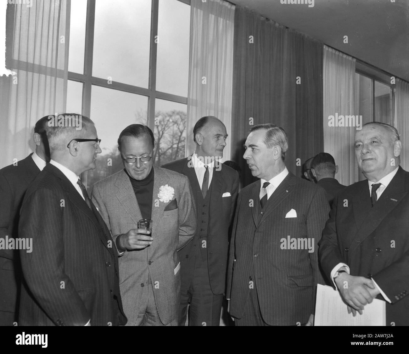 Déjeuner avec la Chambre de commerce néerlandaise du Royaume-Uni Utrecht (Esplanade). Sir Nobbe, Bernhard Fj Klijnstra, $. Date : 19 Mars 1963 Lieu : Utrecht Mots Clés : Personne Déjeuner Nom : Bernhard, Prince, Esplanade Nom De L'Institution : Chambres De Commerce Banque D'Images