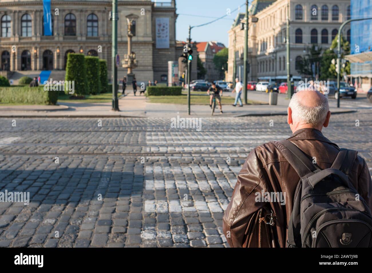 Prague, République tchèque - 22 mai 2018: Homme senior avec sac à dos marchant dans les rues de Prague. Voyage de retraite Banque D'Images