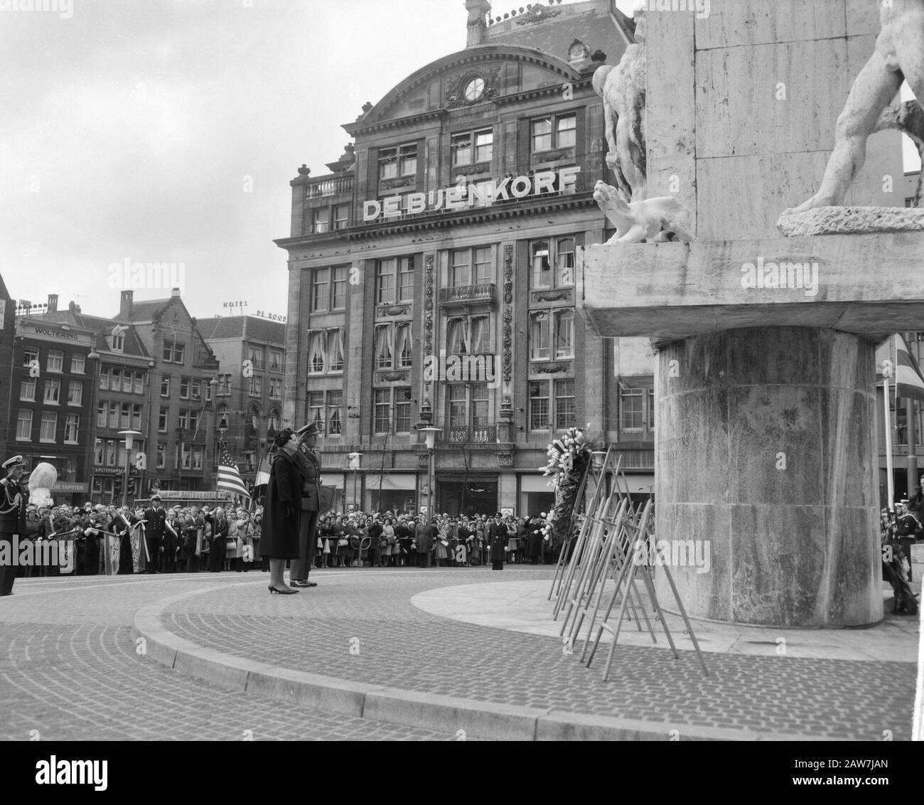 Monument national tombé sur le barrage au Monument national. Dépôt de couronnes au Dam Date: 3 mai 1963 lieu: Amsterdam, Noord-Holland mots clés: Tombé, commémorations, dépôt de couronnes Nom de l'institution: Monument national Banque D'Images