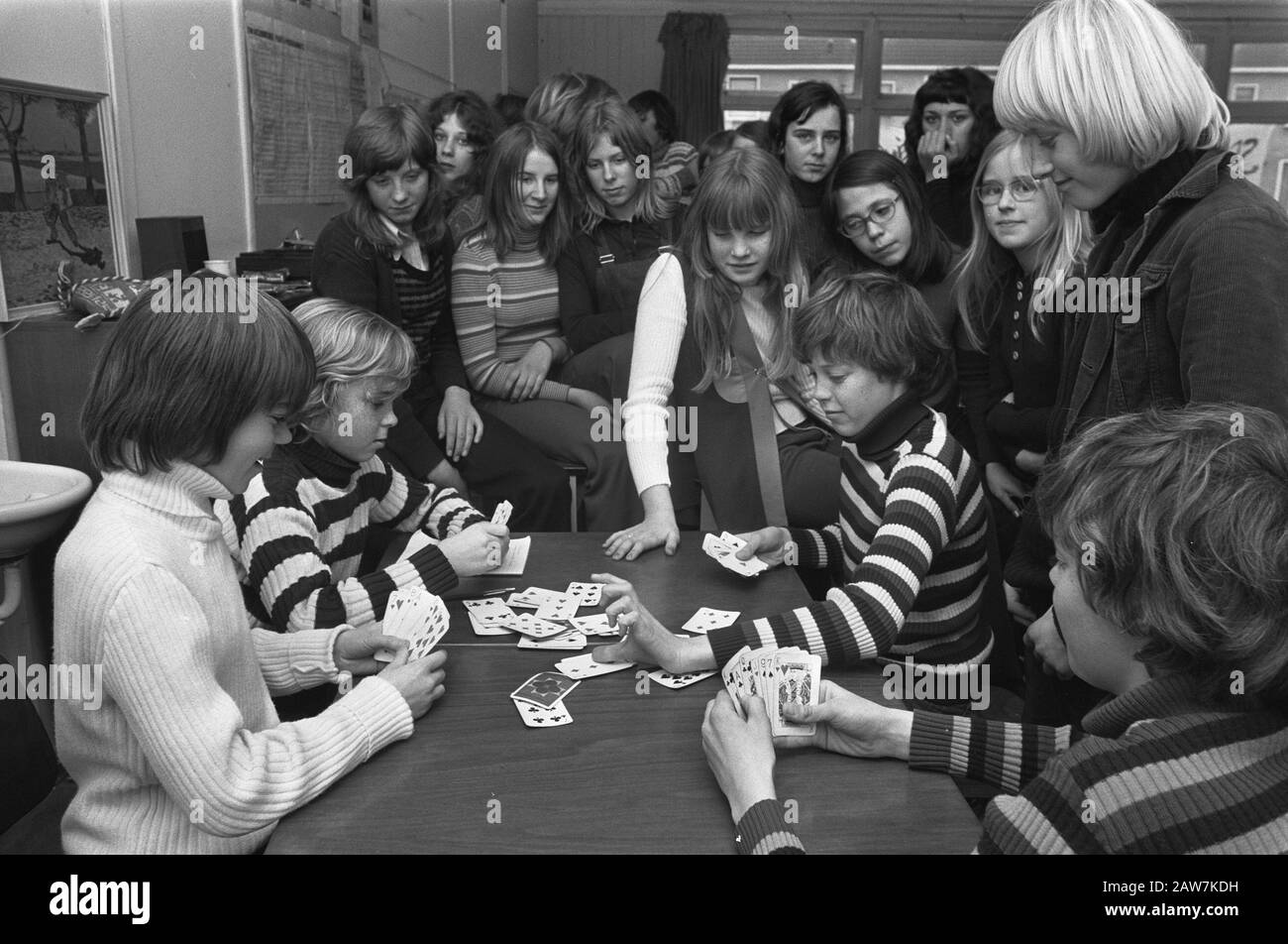 Étudiant Christian Mavo School à Monnickendam ont occupé l'école i.v.p.a.m.d. mauvais état des bâtiments Date: 22 janvier 1973 lieu: Monnickendam mots clés: Bâtiments, ÉLÈVES, professions, écoles Banque D'Images