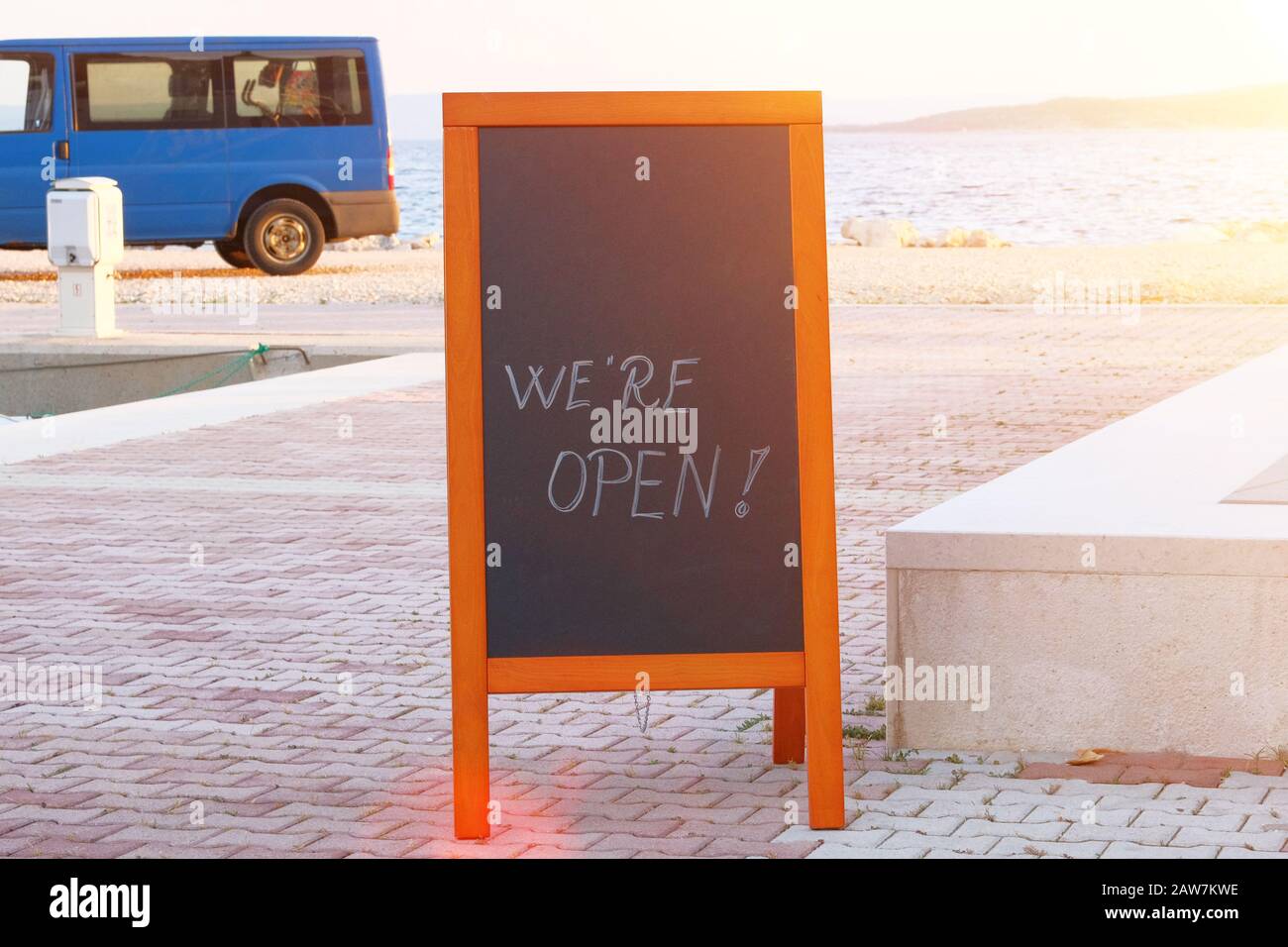 Menu tableau noir avec inscription - nous sommes ouverts. Mockup se trouve près du restaurant sur la plage de la mer. Journée ensoleillée. Banque D'Images