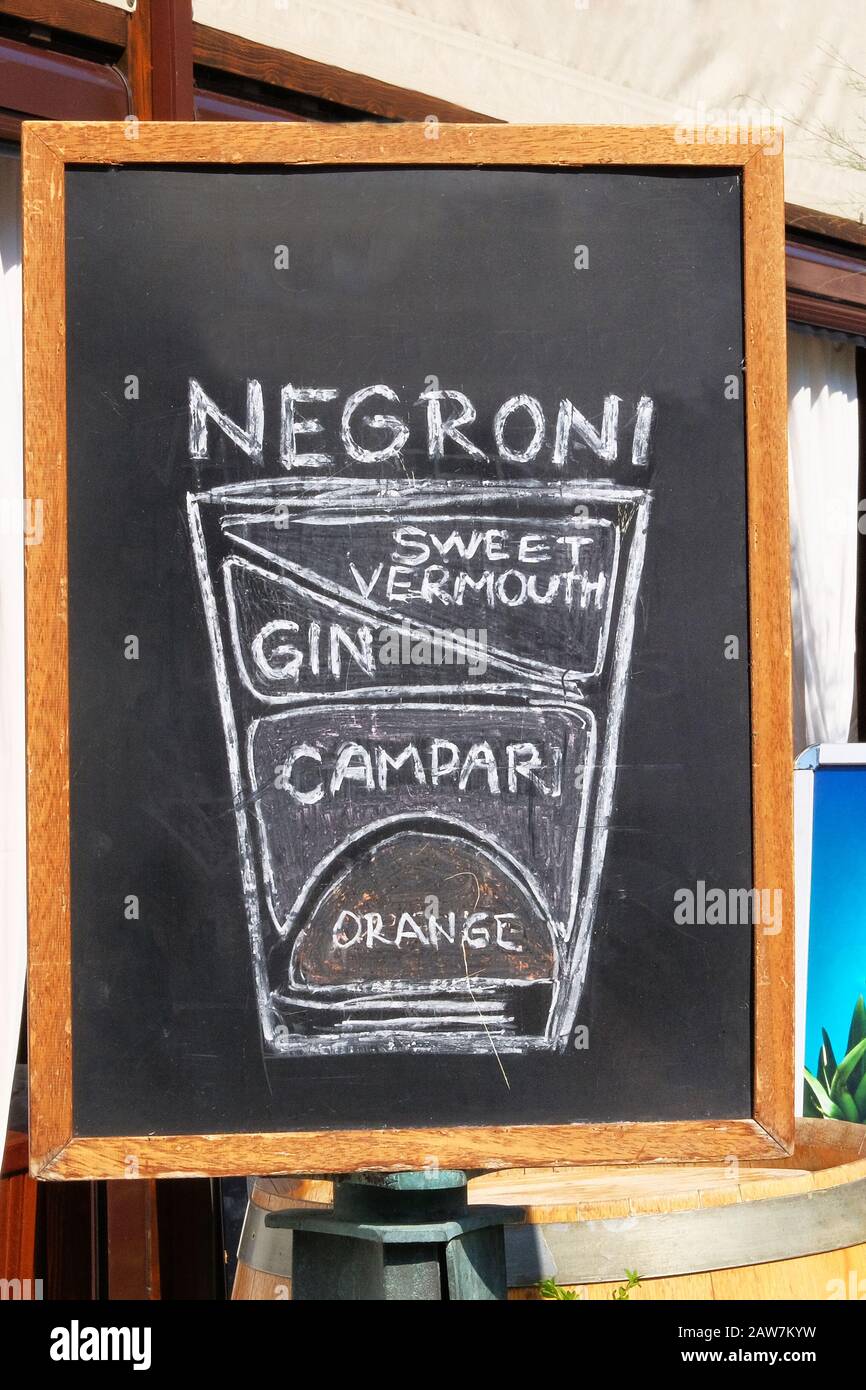 Menu de tableau noir avec recette de Negroni. Le panneau est situé près du restaurant sur la plage de la mer. Journée ensoleillée. Banque D'Images