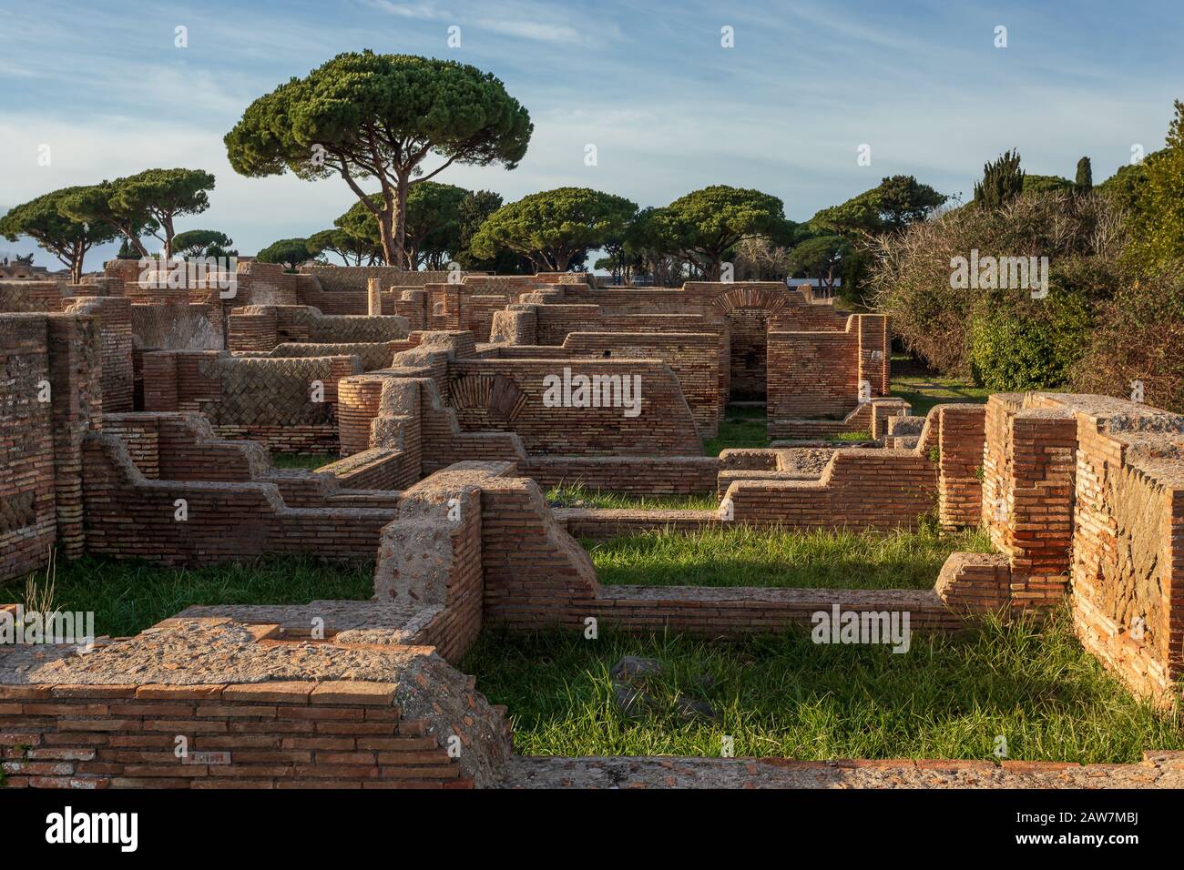 Rome, Italie - 02 février 2020 : ruines d'Ostia Antica, grand site archéologique romain ancien près de la ville moderne d'Ostia. Nécropole romaine, Deum Banque D'Images