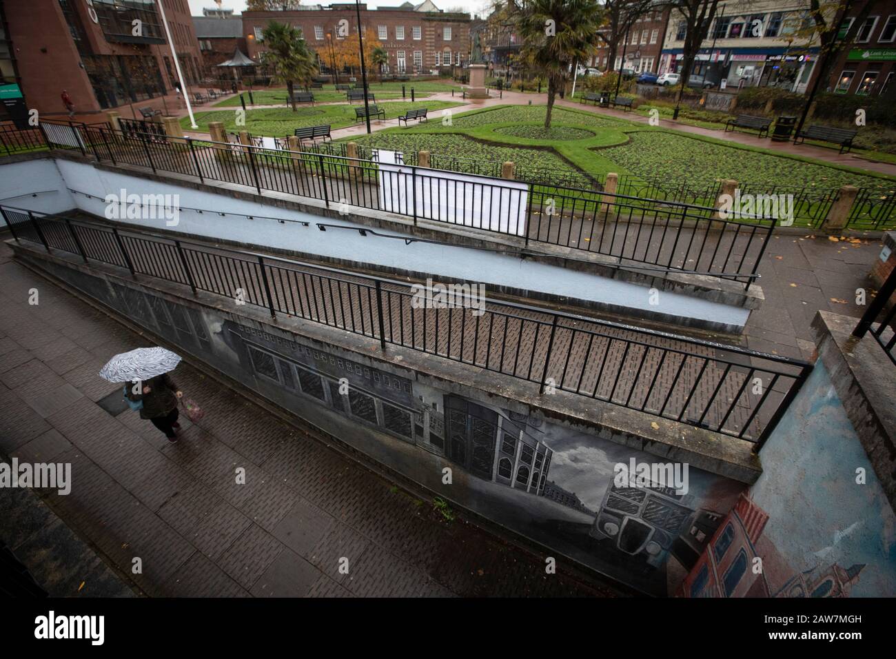 Un piéton marchant sous la pluie dans le centre de la ville de Newcastle-under-Lyme dans le Staffordshire dans les Midlands d'Angleterre. La ville votera lors de la prochaine élection générale du Royaume-Uni 2019. Le député actuel de la circonscription de Newcastle-under-Lyme est Paul Farrelly du Parti travailliste. Banque D'Images