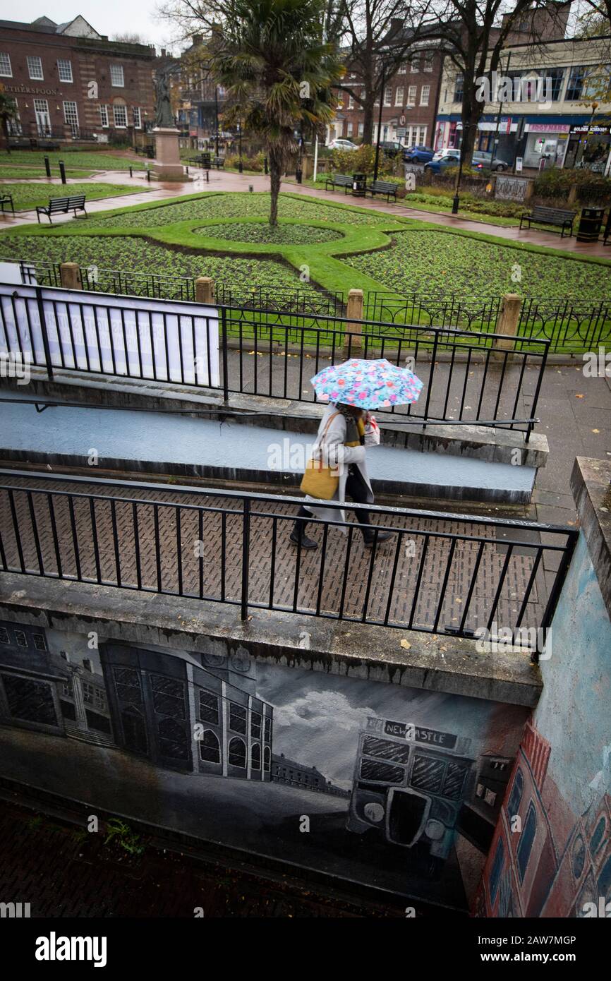 Un piéton marchant sous la pluie dans le centre de la ville de Newcastle-under-Lyme dans le Staffordshire dans les Midlands d'Angleterre. La ville votera lors de la prochaine élection générale du Royaume-Uni 2019. Le député actuel de la circonscription de Newcastle-under-Lyme est Paul Farrelly du Parti travailliste. Banque D'Images