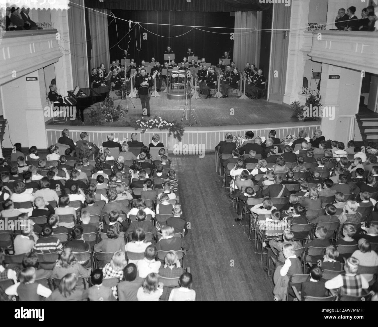 Princesse Beatrix en Salle De Concert à Assen. L'après-midi pour la jeunesse de Drenthe y a assisté. Ici, dans la performance vocale, le maire de droite, M. PP Agter. Date : 16 Novembre 1963 Lieu : Assen Mots Clés : Personne Juvénile Nom : Beatrix, Princess Banque D'Images