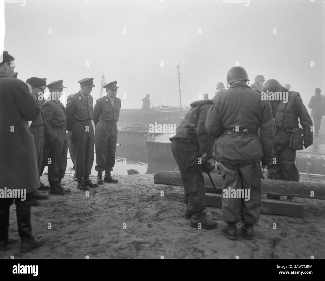 Prince Bernhard au matériel de génie de démonstration K. L. Hedel. Le Prince Bernhard étudie la construction d'un radeau de matériel de pont de ponton Date: 27 novembre 1963 lieu: Hedel mots clés: Démonstrations Nom De La Personne: Bernhard, prince Banque D'Images