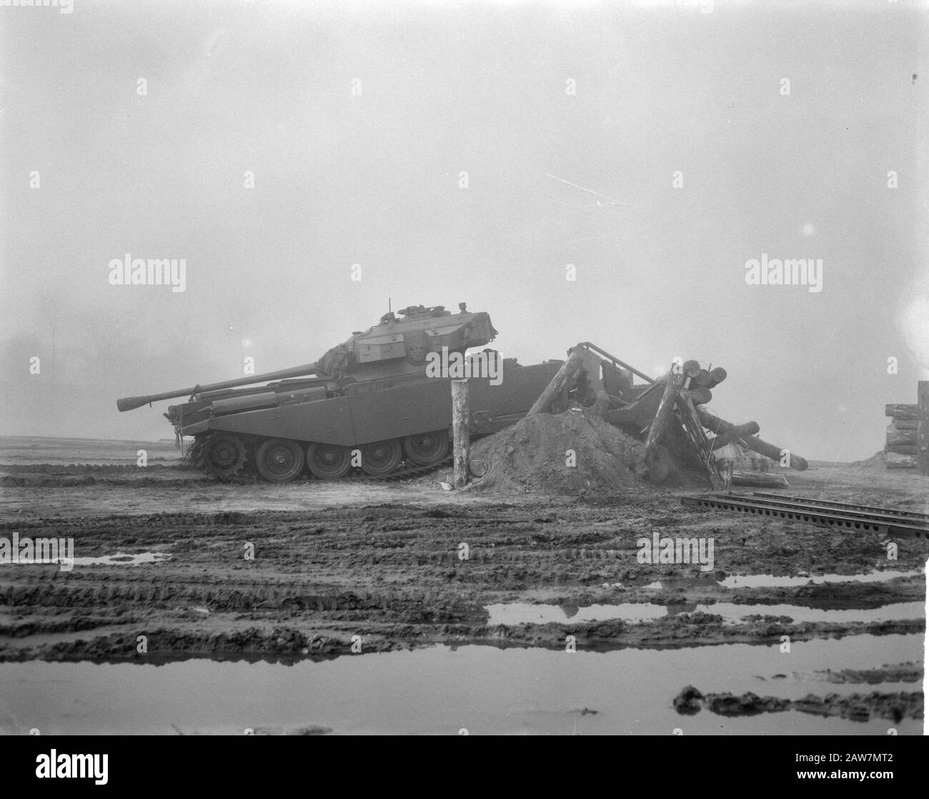 Prince Bernhard au matériel de génie de démonstration K. L. Hedel. Le Prince Bernhard étudie la construction d'un radeau de matériel de pont de ponton Date: 27 novembre 1963 lieu: Hedel mots clés: Démonstrations Nom De La Personne: Bernhard, prince Banque D'Images