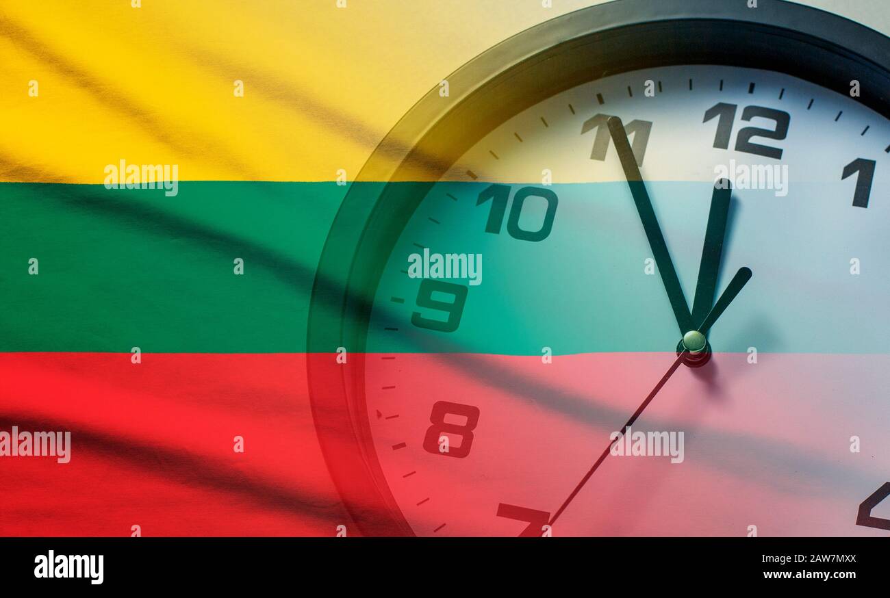Image composite du drapeau et de l'horloge de la Lituanie Banque D'Images