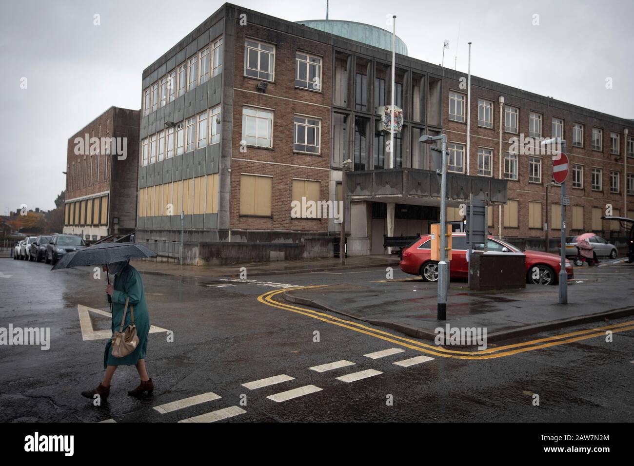 Piétons marchant sous la pluie dans le centre de la ville de Newcastle-under-Lyme dans le Staffordshire dans les Midlands d'Angleterre. La ville votera lors de la prochaine élection générale du Royaume-Uni 2019. Le député actuel de la circonscription de Newcastle-under-Lyme est Paul Farrelly du Parti travailliste. Banque D'Images