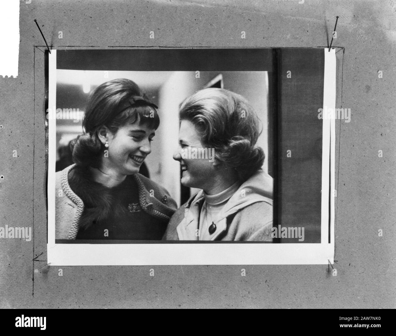 Jeux olympiques d'hiver 1964, Sjoukje Dijkstra (à droite) et Regina Heitzer après les chiffres obligatoires vendredi Date : 31 janvier 1964 lieu : Innsbruck : Autriche mots clés : patinage artistique, patinage sur glace Nom De La Personne physique : Dijkstra, Sjoukje, Heitzer, Regina Nom de l'établissement : Jeux olympiques d'hiver Banque D'Images