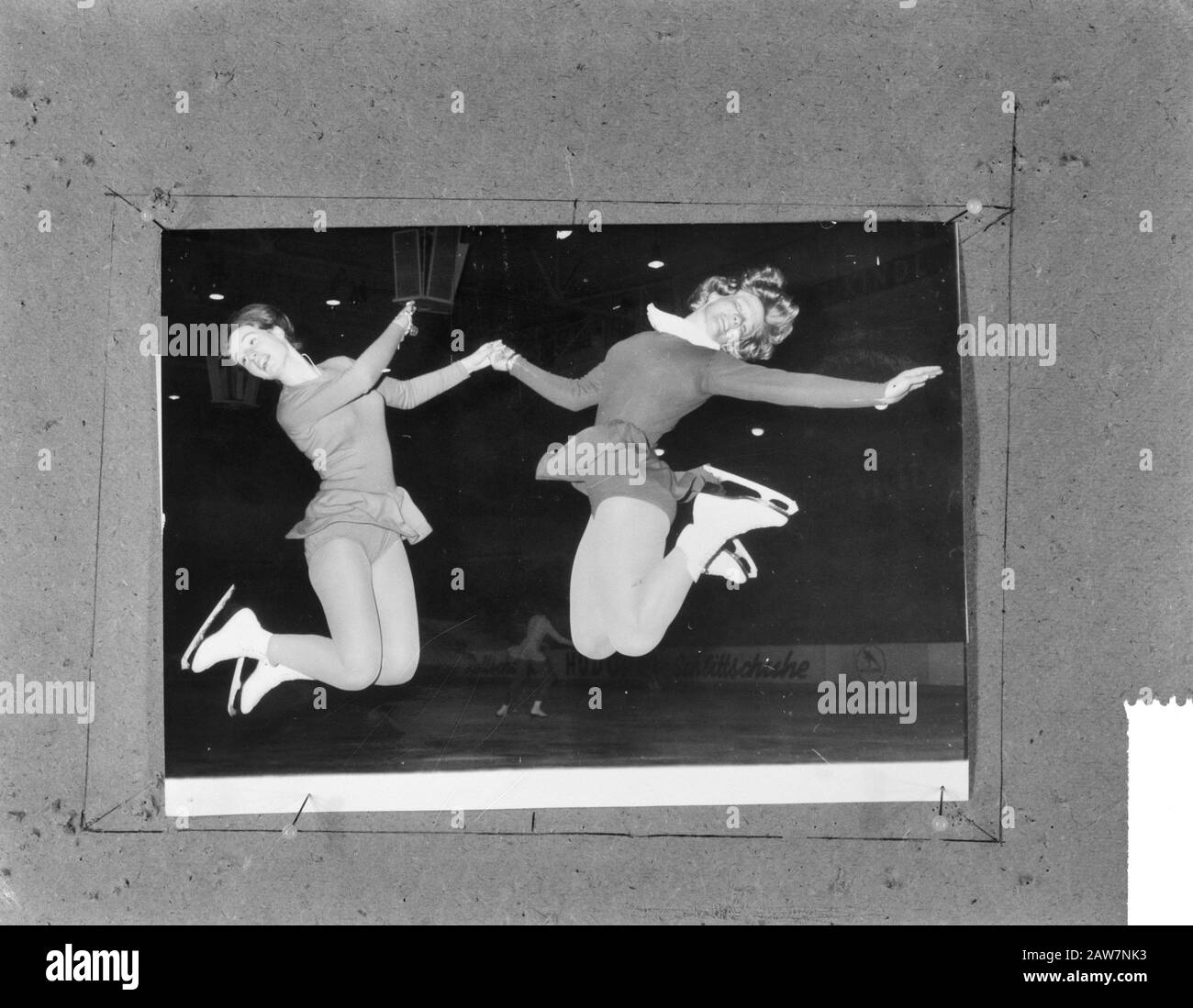 Jeux Olympiques D'Hiver 1964, Sjoukje Dijkstra Et Nicole Hessler Annotation: Repro Negative Date: 5 Février 1964 Lieu: Innsbruck, Autriche Mots Clés: Patinage Nom De La Personne: Dijkstra, Sjoukje, Hessler, Nicole Nom De L'Institution: Jeux Olympiques D'Hiver Banque D'Images