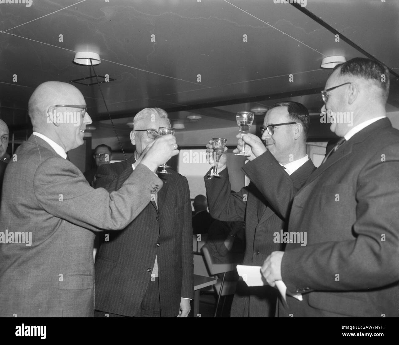 Mission Zaanlandse Shipbuilding me The Marsdiep durant les essais en mer, invités à bord Date: 18 mars 1964 mots clés: Invité, tests de navigation Nom de l'institution: Zaanlandse Scheepsbouwmaatschappij Banque D'Images