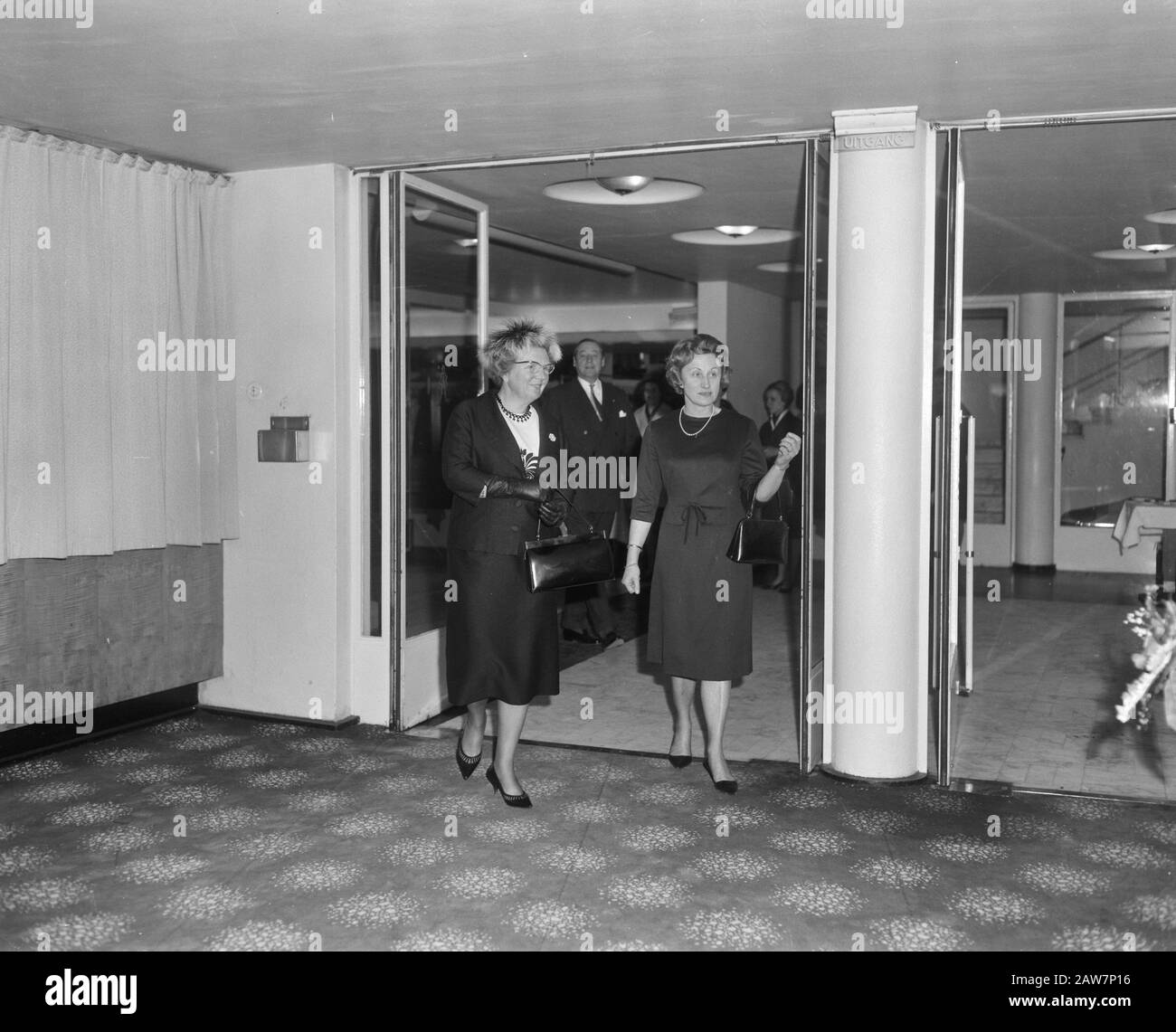 Manifestation des femmes néerlandaises au Théâtre municipal d'Utrecht, Reine Juliana (à gauche) et Mme Y.M. Stoffels Date: 14 mars 1964 lieu: Utrecht, Utrecht mots clés: Événements, théâtres Nom De La Personne: Juliana, Queen, Stoffels, Y.M. Banque D'Images