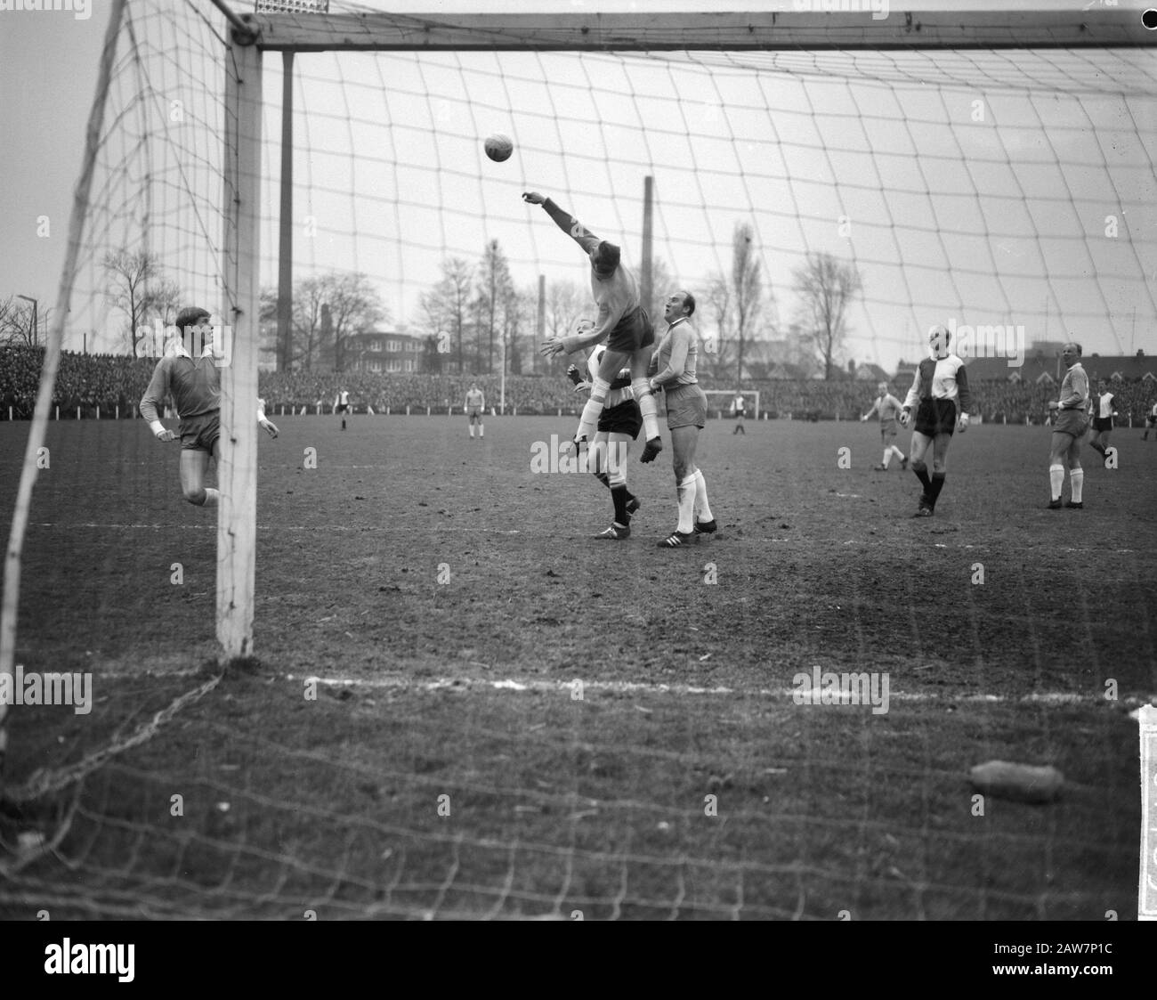PSV v Feyenoord 1-0, heure du jeu Date : 15 mars 1964 mots clés : sport, football Nom de l'institution : Feyenoord Banque D'Images