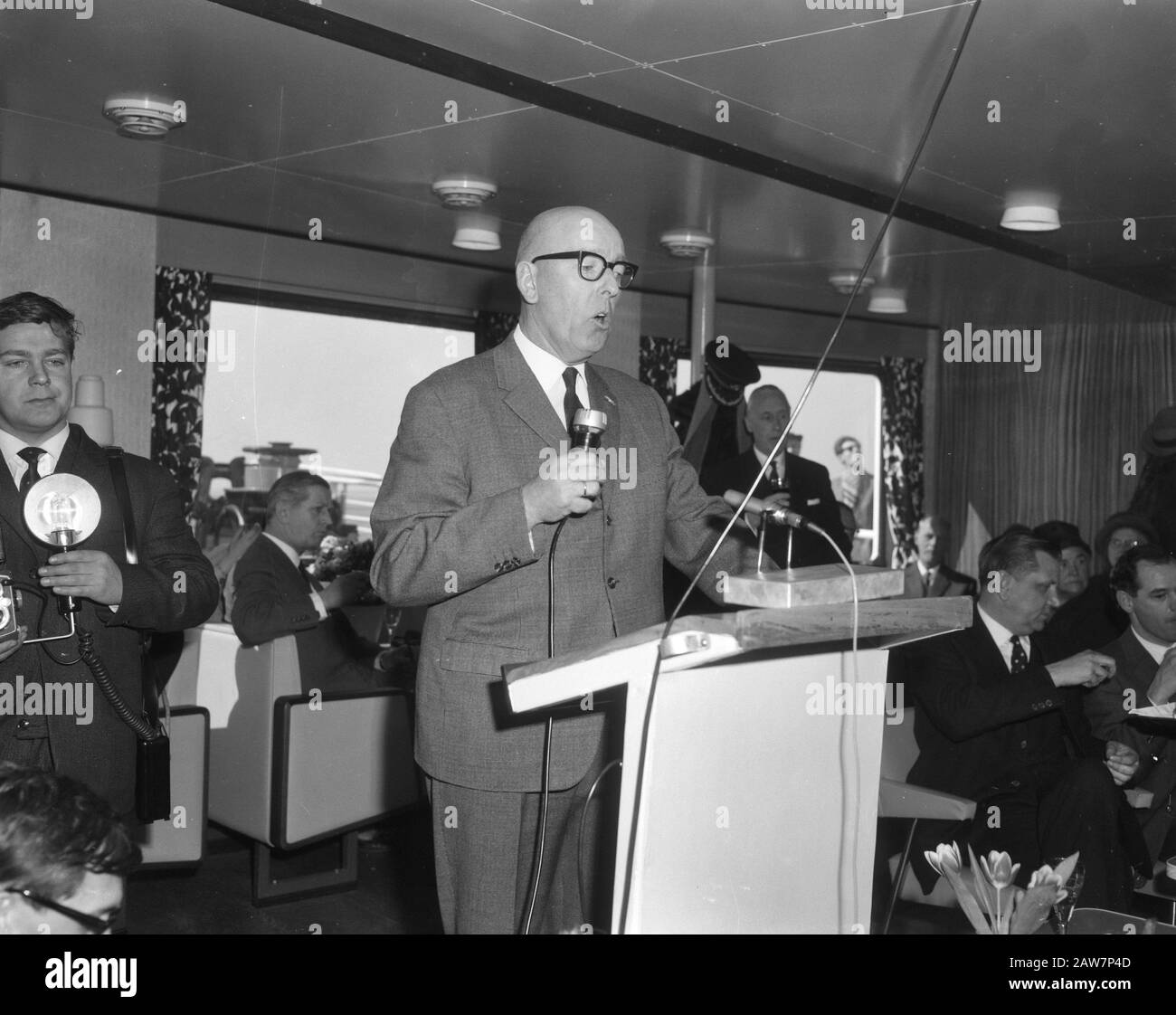 Mission Zaanlandse Shipbuilding me The Marsdiep durant les essais en mer, invités à bord Date: 18 mars 1964 mots clés: Invité, tests de navigation Nom de l'institution: Zaanlandse Scheepsbouwmaatschappij Banque D'Images