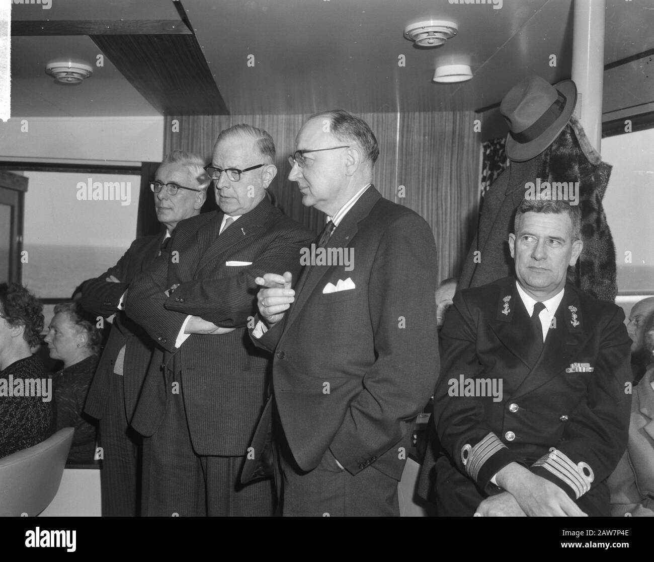 Mission Zaanlandse Shipbuilding me The Marsdiep durant les essais en mer, invités à bord Date: 18 mars 1964 mots clés: Invité, tests de navigation Nom de l'institution: Zaanlandse Scheepsbouwmaatschappij Banque D'Images