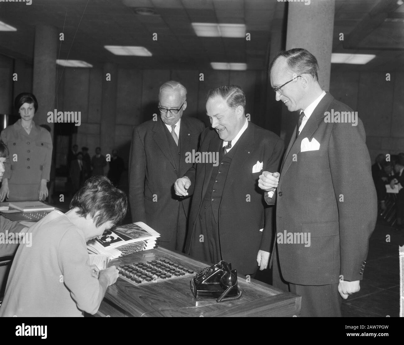 Ministre des Finances Prof. HJ Witteveen nouveau bureau de l'épargne pour la ville d'Amsterdam le Singel, Date:. 22 Avril 1964 Lieu: Amsterdam, Hollande-Nord Mots Clés: Personne D'Épargne Nom: Witteveen, Johan Banque D'Images