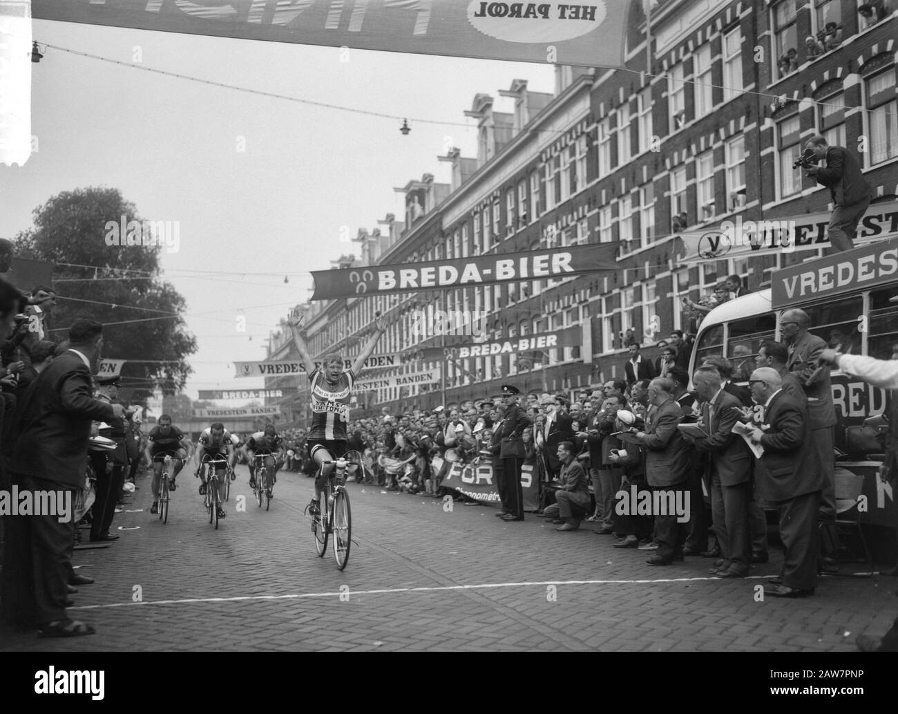 Olympia Rév. Septième et dernière étape H. Stevens est le premier en terminant à Amsterdam Date: 27 mai 1964 lieu: Amsterdam, Noord-Holland mots clés: Cyclistes Nom De La Personne: H. Stevens Nom de l'institution: Olympia's Tour of Netherlands Banque D'Images