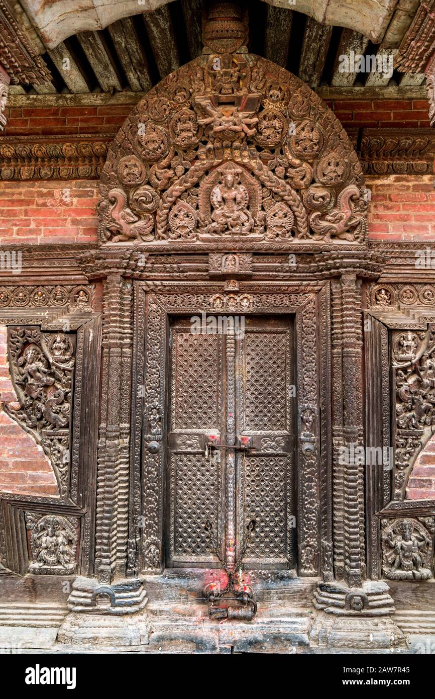 Image de la déesse Durga (Parvati) à la porte du temple de Nyatapola à Bhaktapur, dans la vallée de Katmandou, au Népal Banque D'Images