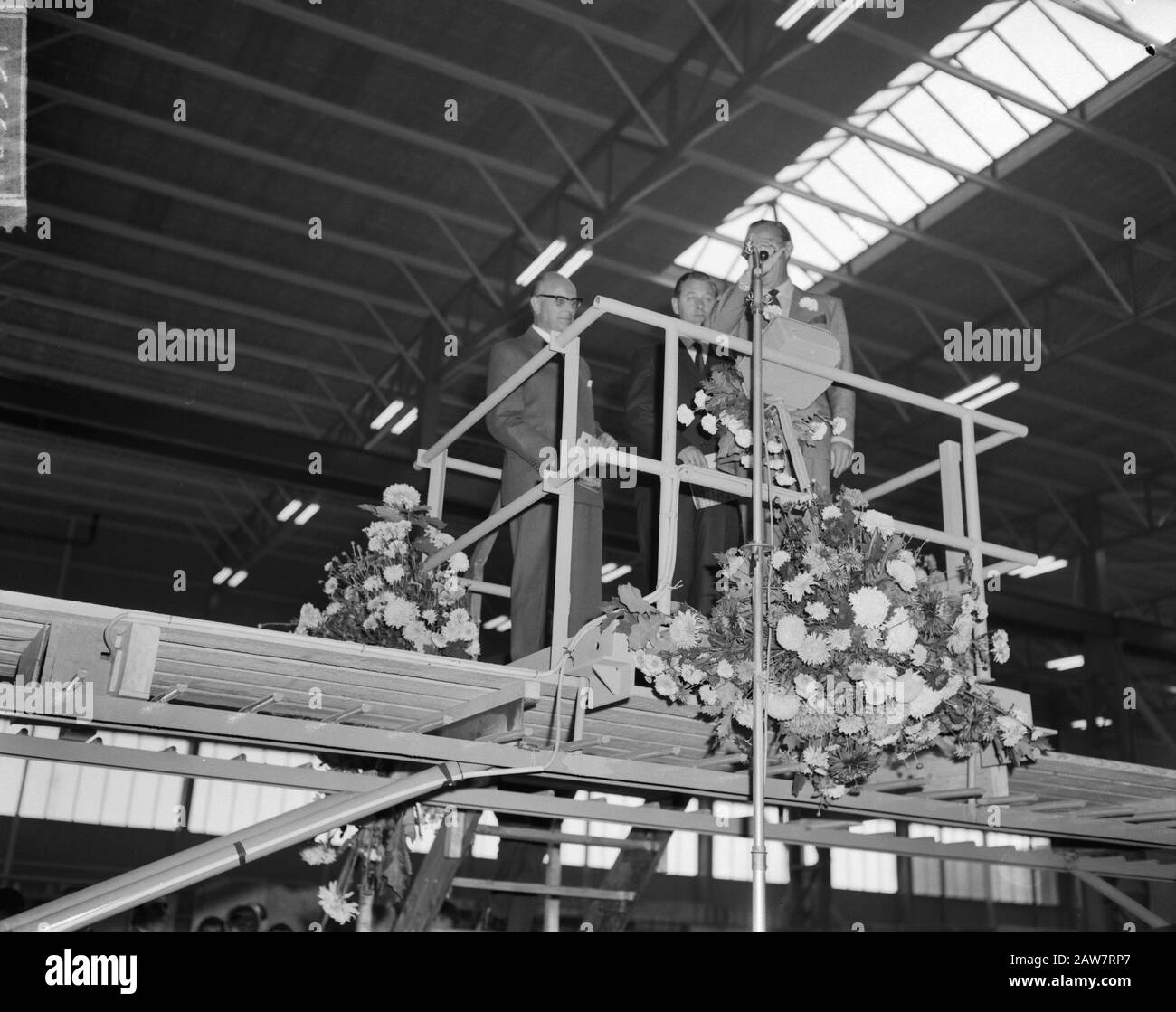 Prince Bernhard a ouvert la nouvelle usine de Zaandam Indeco Coignet NV, le Prince regarde le modèle de maisons Date: 28 septembre 1964 lieu: Nord-Holland, Zaandam, Zaanstad mots clés: Usines, trous, princes Nom De La Personne: Bernhard, prince Banque D'Images