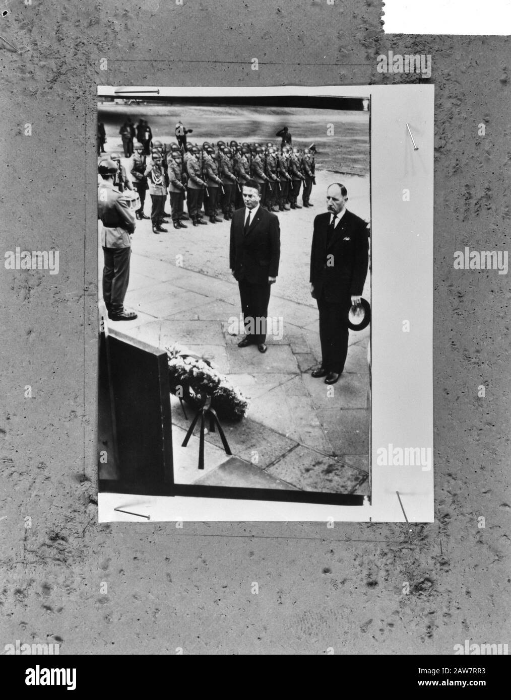 Le premier ministre Marijnen et le ministre Lun wreath mis à la mort des victimes d'Ehrendenkmal régime nazi Date : 1 octobre 1964 mots clés : victimes, commémorations, ministres Nom De La Personne : LUN, JAMH, Lun, Joseph, Marijnen, Victor Banque D'Images