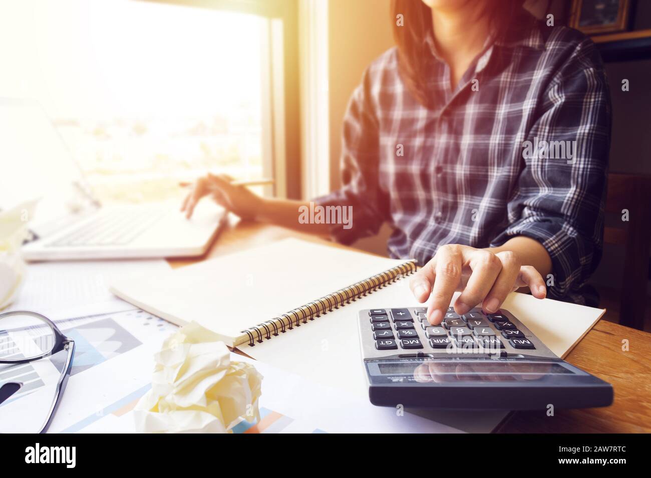 Business Woman using calculator dans Office pour calculer l'information comptable et financière comme comptable. Fermez jusqu'au doigt sur calculatrice Banque D'Images Business Woman using calculator dans Office pour calculer l'information comptable et financière comme comptable. Fermez jusqu'au doigt sur calculatrice Banque D'Images