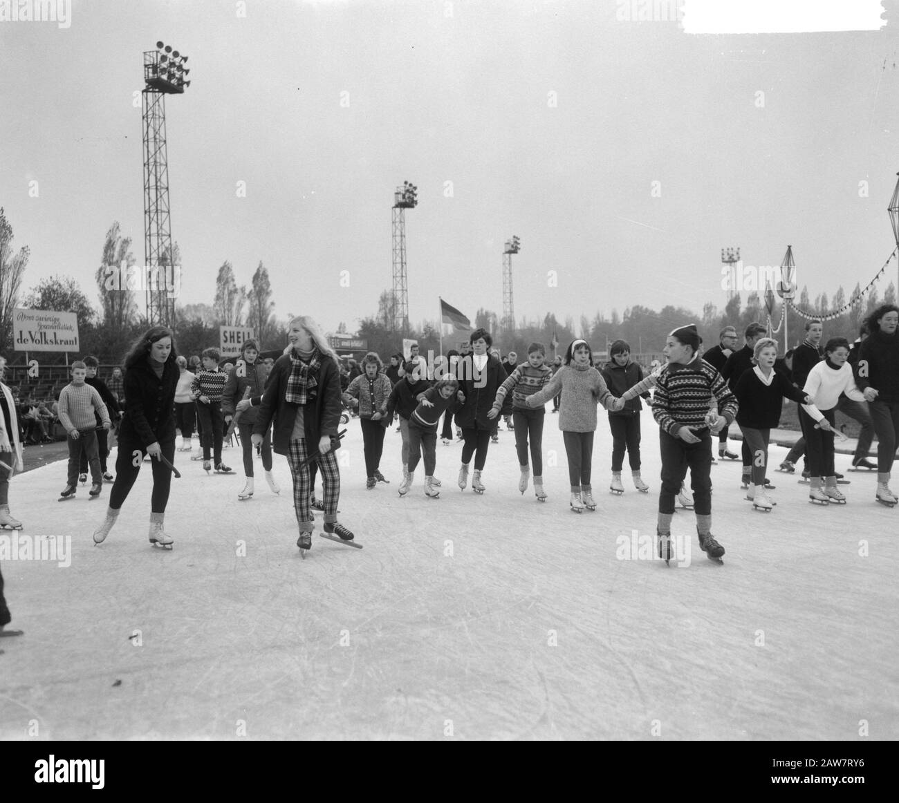 Ouverture De La Patinoire Jaap Eden Date : 28 Octobre 1964 Mots Clés : Ouvertures, Patineurs Banque D'Images
