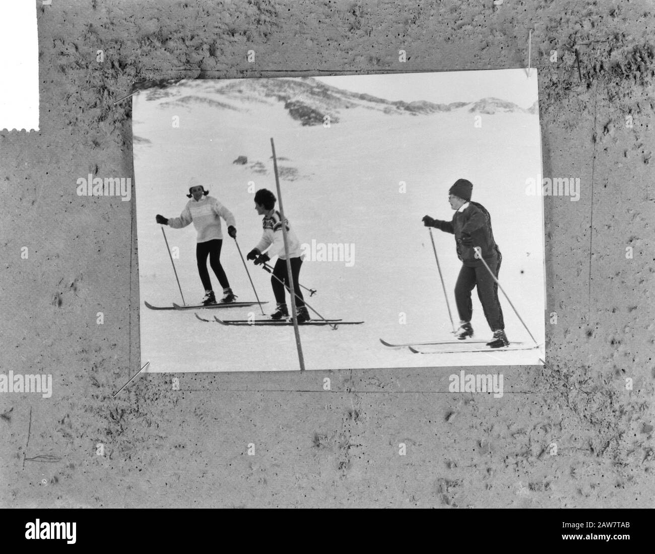 Mission Telegraph, skieurs (ancien) Date : 30 décembre 1964 mots clés : skieurs, établissement de ski Nom : Telegraph Banque D'Images