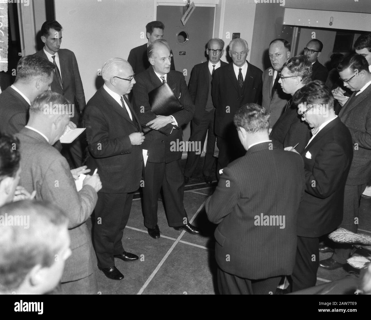 Conflit salarial à la radio et à la télévision au Ministère des affaires sociales, discussions, ministre Veldkamp et ministre Th. H. Bone Date: 5 Janvier 1965 Mots Clés: Parle Nom De La Personne: Flounder, Theo Banque D'Images