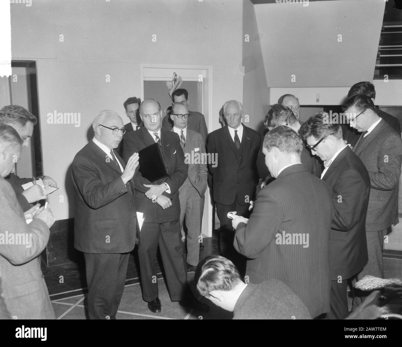 Conflit salarial à la radio et à la télévision au Ministère des affaires sociales, discussions, ministre Veldkamp et ministre Th. H. Bone in Date: 5 janvier 1965 mots clés: Parle Nom De La Personne: Veldkamp, ​​Gerard Banque D'Images