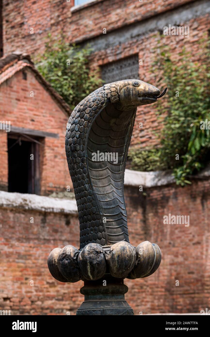 Serpent doré en cuivre (naga) à Naga Pokhari (Royal Bath) à Bhaktapur, dans la vallée de Katmandou, au Népal Banque D'Images