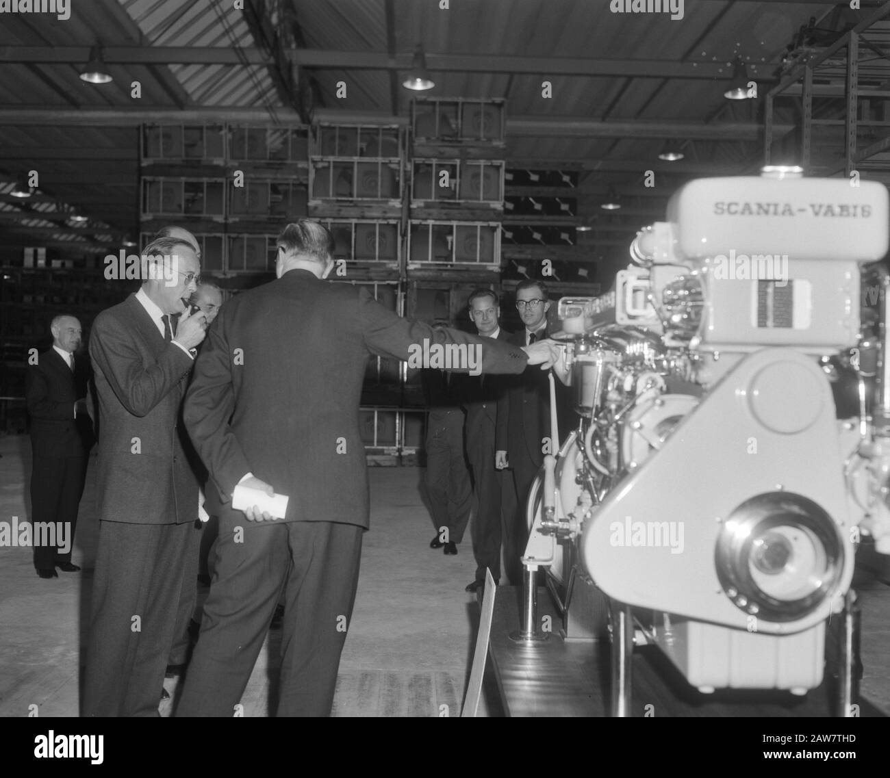 Prince Bernhard à Zwolle Truck Factory Scania a ouvert Vabis, le Prince au cours de la tournée Date: 15 janvier 1965 lieu: Overijssel, Zwolle mots clés: Usines, princes, tours Nom De La Personne: Bernhard, prince Banque D'Images