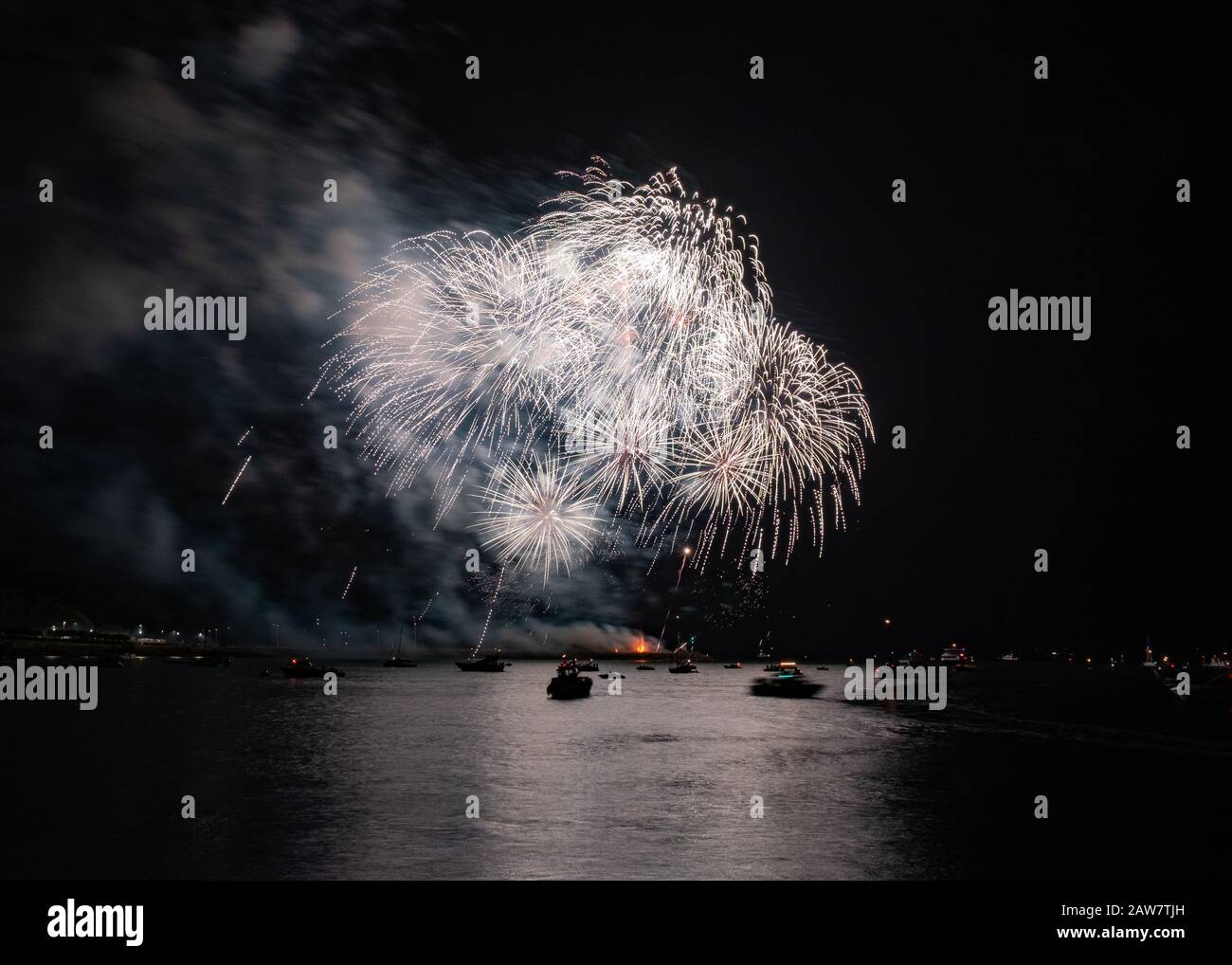 Feux d'artifice au-dessus du port de Plymouth depuis la batterie Queen Annes au championnat britannique de pompiers 2019, qui se tient à Plymouth Devon. Banque D'Images