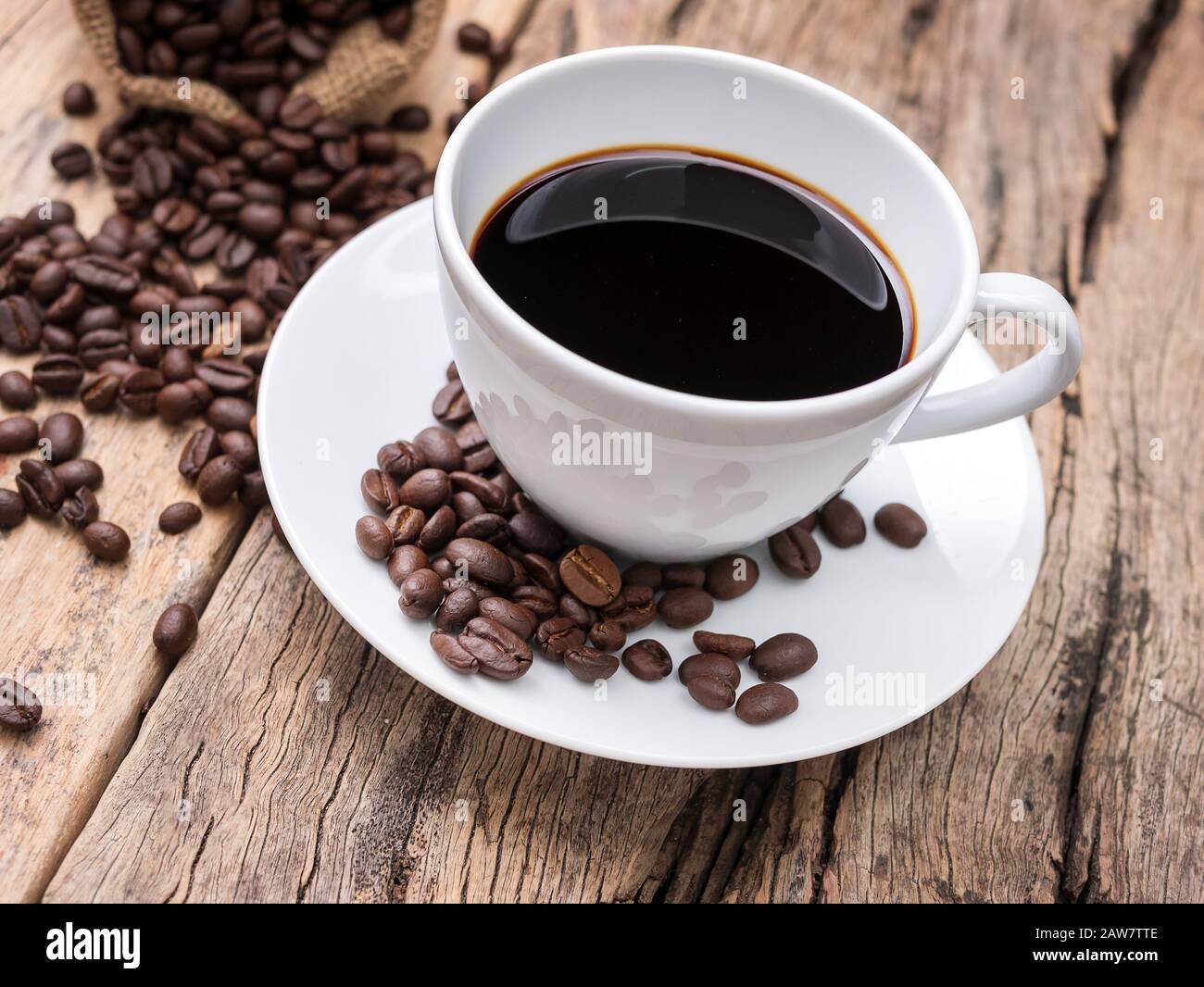 tasse à café espresso fraîche avec grain de café sur table en bois. fond café pour café ou café Banque D'Images tasse à café espresso fraîche avec grain de café sur table en bois. fond café pour café ou café Banque D'Images