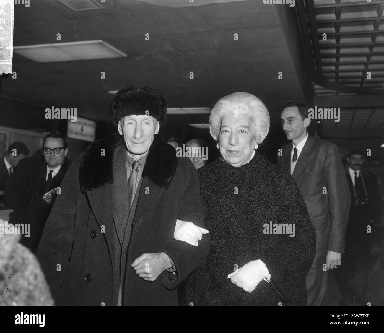Le professeur Richter est rentré de Russie après 50 ans, pris en charge à l'aéroport par sa sœur Date: 3 février 1965 lieu: North-Holland, Schiphol Banque D'Images