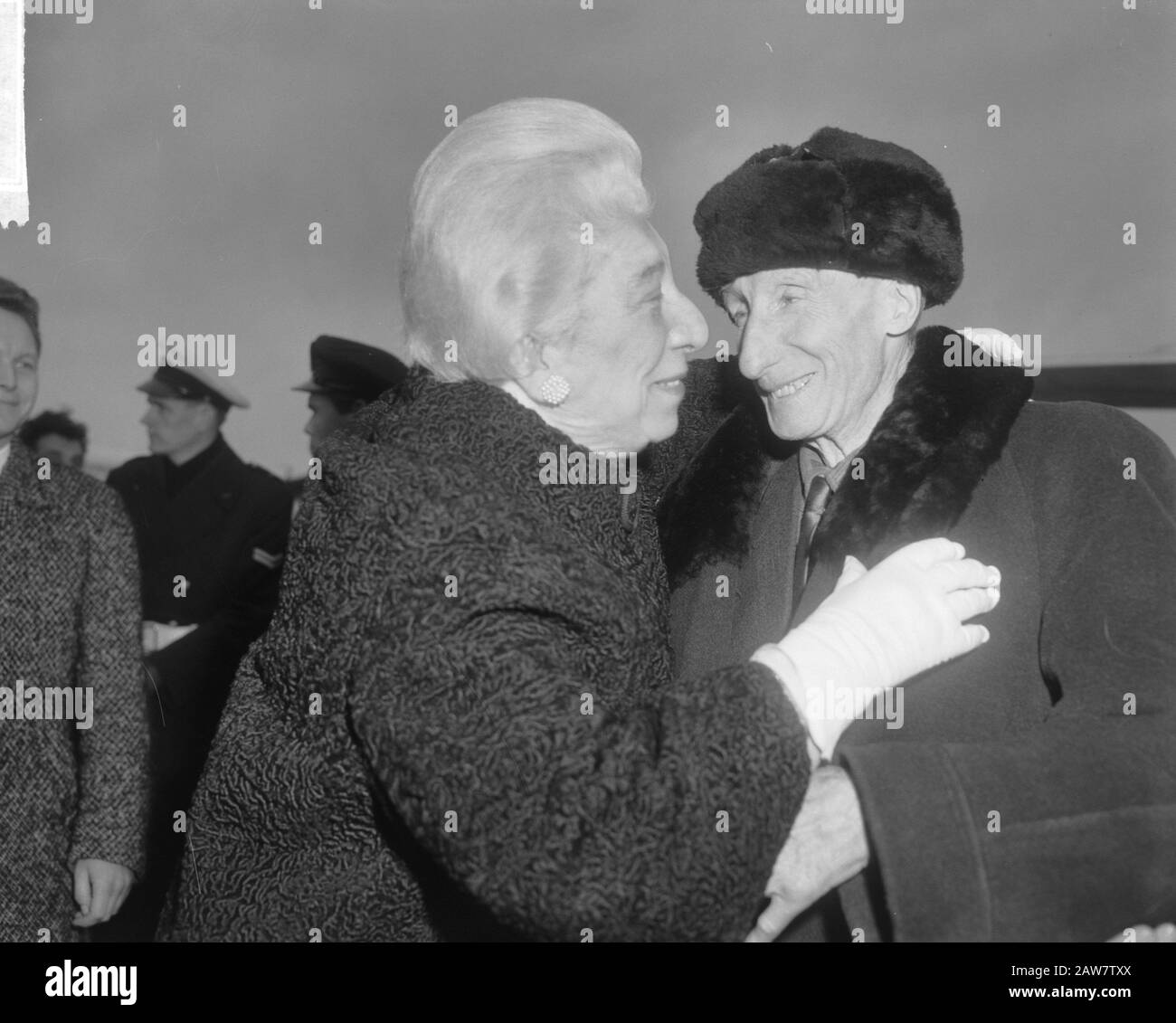 Le professeur Richter est rentré de Russie après 50 ans, pris en charge à l'aéroport par sa sœur Date: 3 février 1965 lieu: North-Holland, Schiphol Banque D'Images