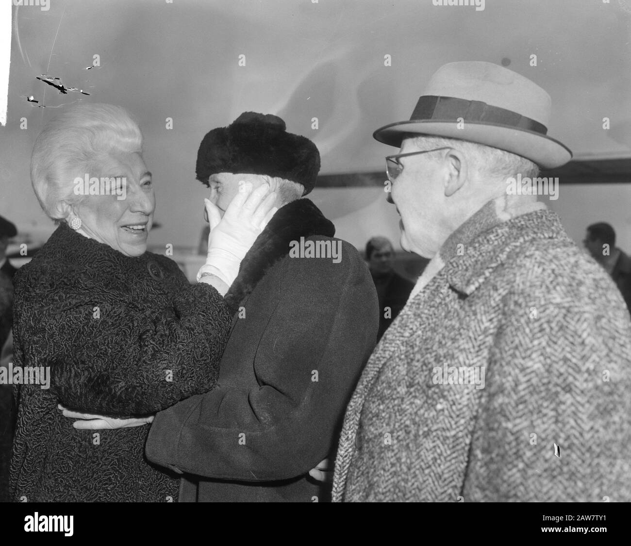 Le professeur Richter est rentré de Russie après 50 ans, pris en charge à l'aéroport par sa sœur Date: 3 février 1965 lieu: North-Holland, Schiphol Banque D'Images