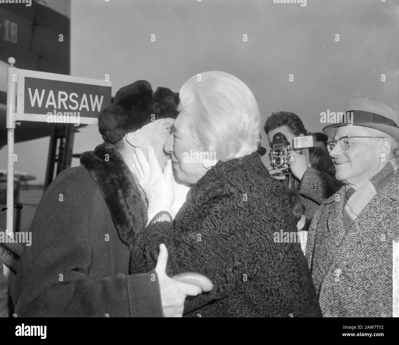 Le professeur Richter est rentré de Russie après 50 ans, pris en charge à l'aéroport par sa sœur Date: 3 février 1965 lieu: North-Holland, Schiphol Banque D'Images