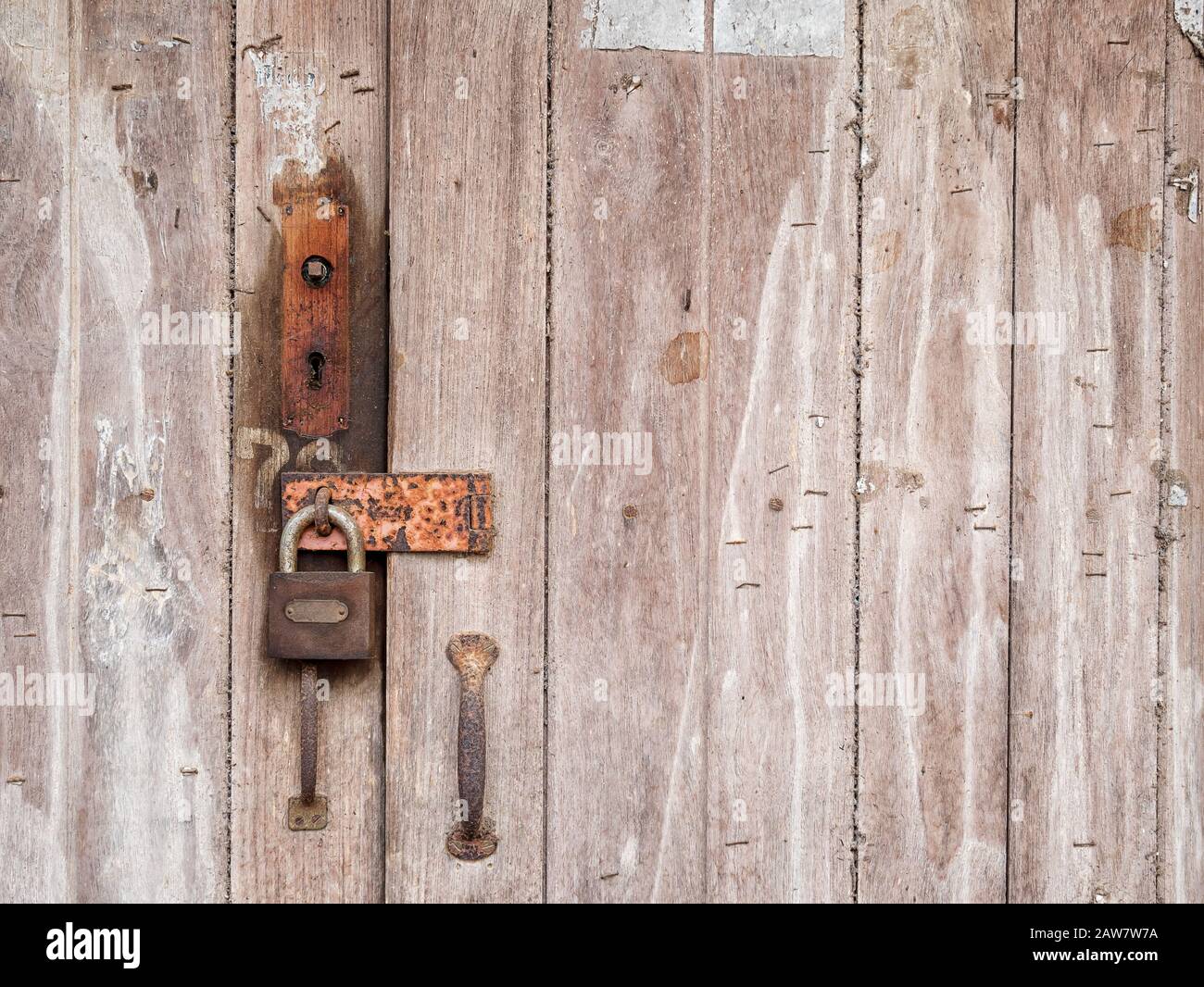 ancienne serrure sur la porte en bois devant la vieille ferme à la campagne rustique Banque D'Images