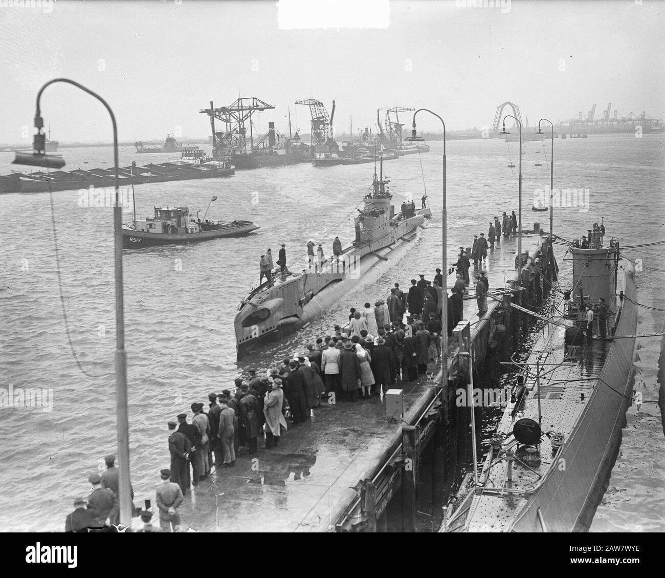 Sous-marin Dolphin North Pole de retour à Rotterdam sous-marin Dolphin North Pole de retour à Rotterdam Date : 28 avril 1950 lieu : Rotterdam mots clés : Marine, navires militaires, sous-marins Banque D'Images